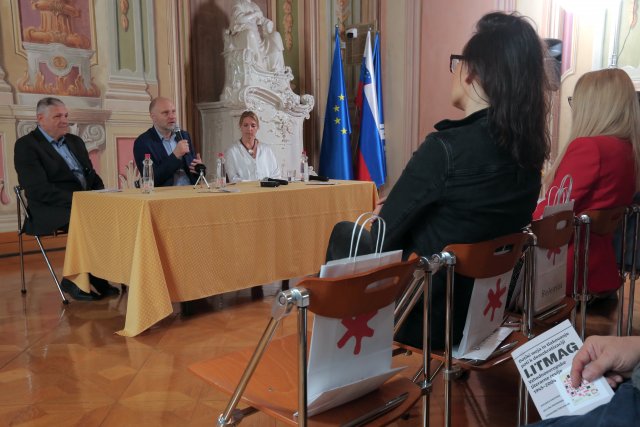 Naslovnica: Odprtje razstave Dotiki meja in tlakovanje poti k demokratizaciji: Vzhodnoevropske literarne revije 1945–2004