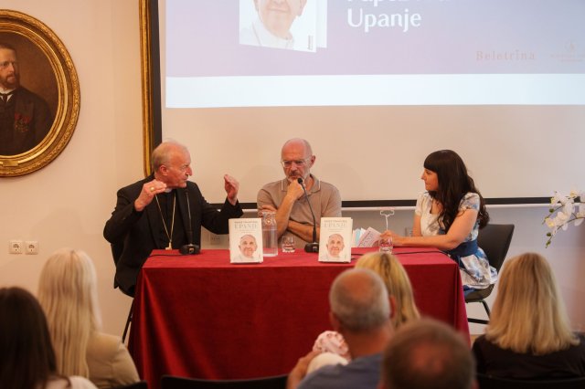 Naslovnica: Duhovni testament papeža Frančiška: “Sem le korak na poti, po kateri stopamo vsi”